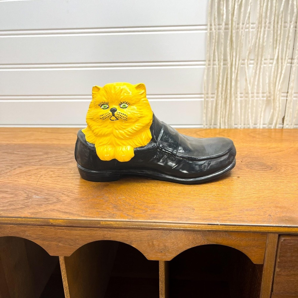 Vintage Porcelain Cat in Shoe Figurine - Anamorphic Shelf Decor - Picture 7 of 7